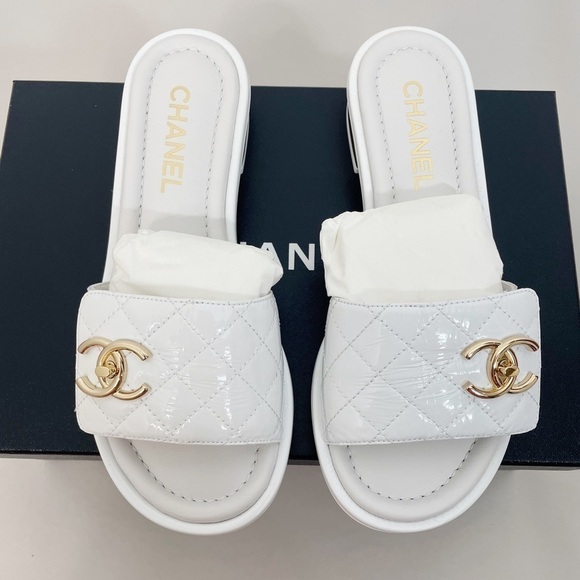 New Chanel 23P Patent Leather CC Turnlock Slides Sandal - Picture 4 of 8